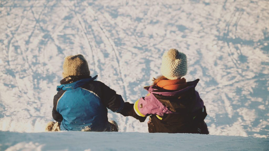 Winter_Kids_(unsplash.com_Michal_Janek)