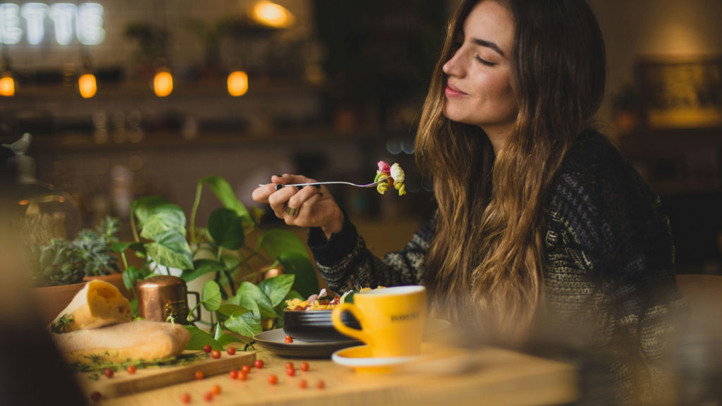 Achtsames_Essen_(unsplash.com:Pablo_Merchán_Montes)